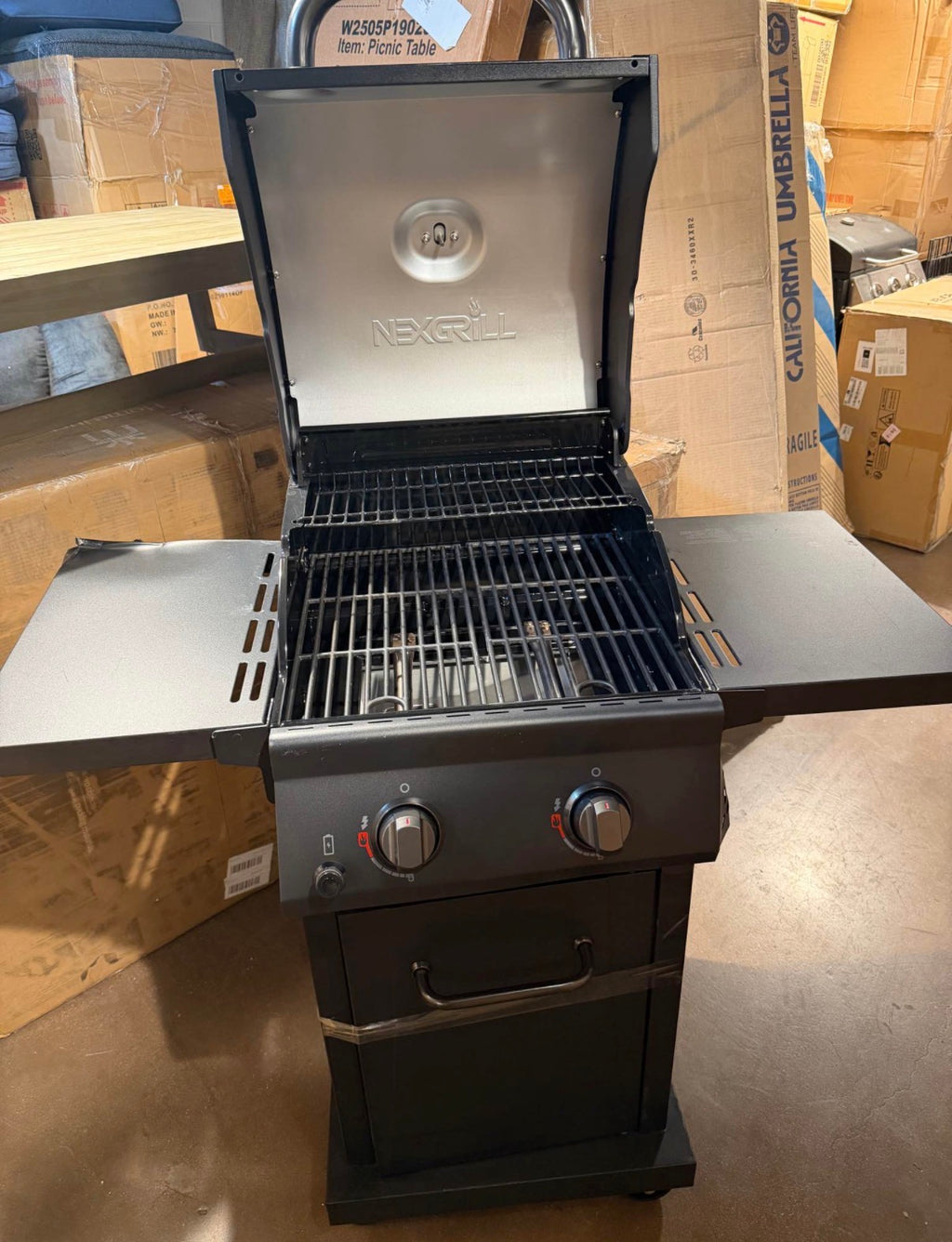 2 Burner Propane Gas Grill with Folding Side Shelves ( minor damage)
