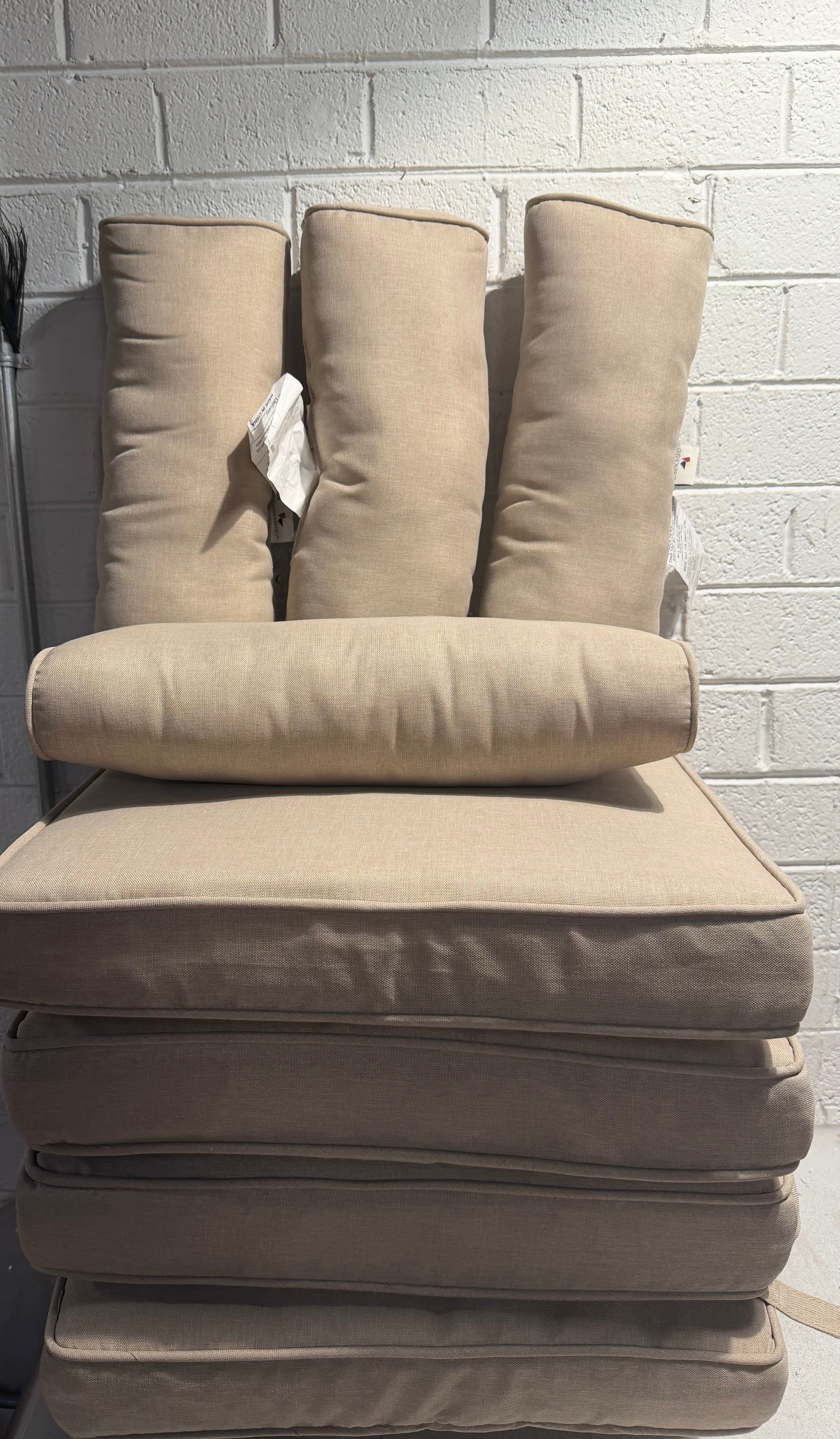 20 x 20x3 in Outdoor Chair Cushions with pillows Set of 4