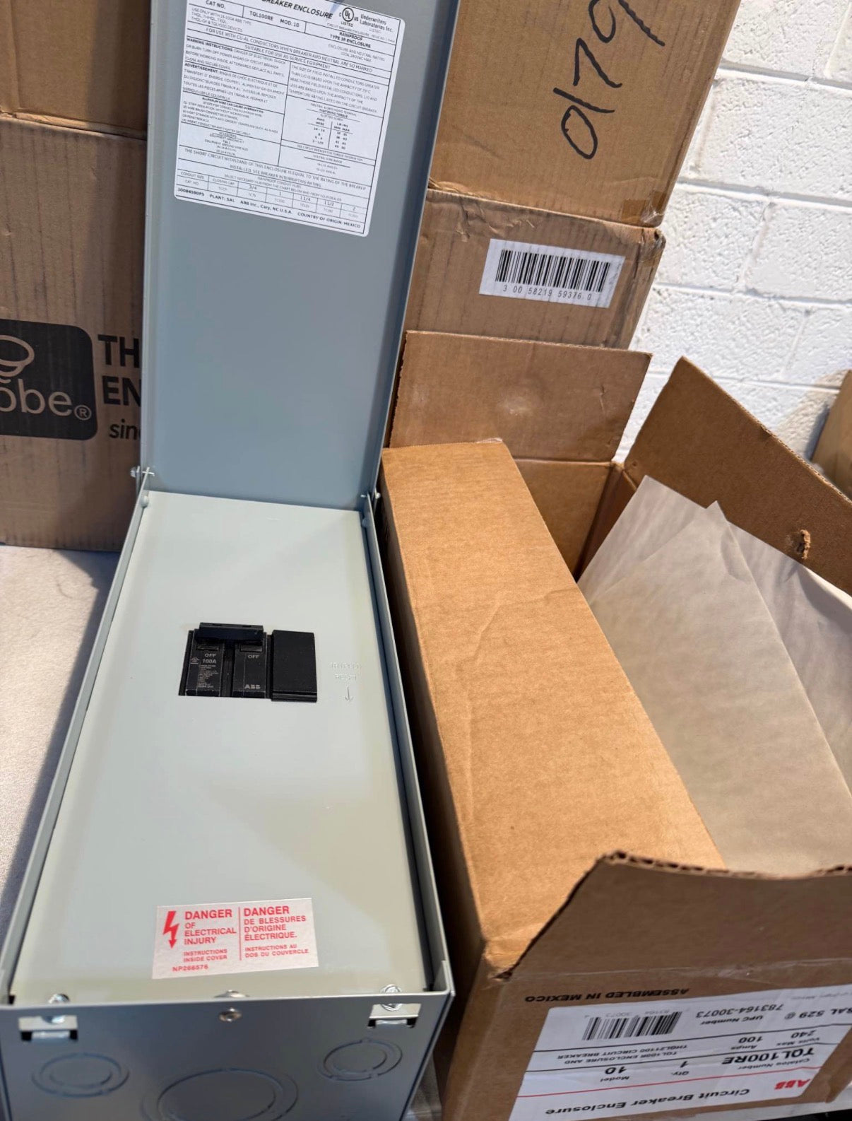 100 Amp Outdoor Circuit Breaker with Enclosure