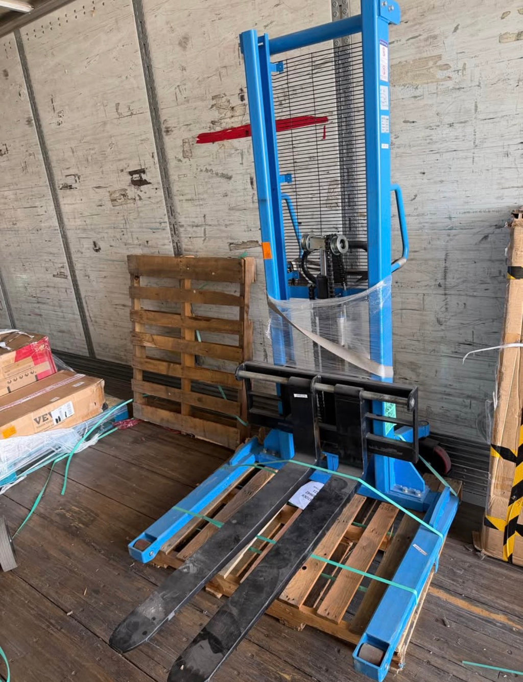Pallet Truck Stacker 2200 lbs ( minor damage)