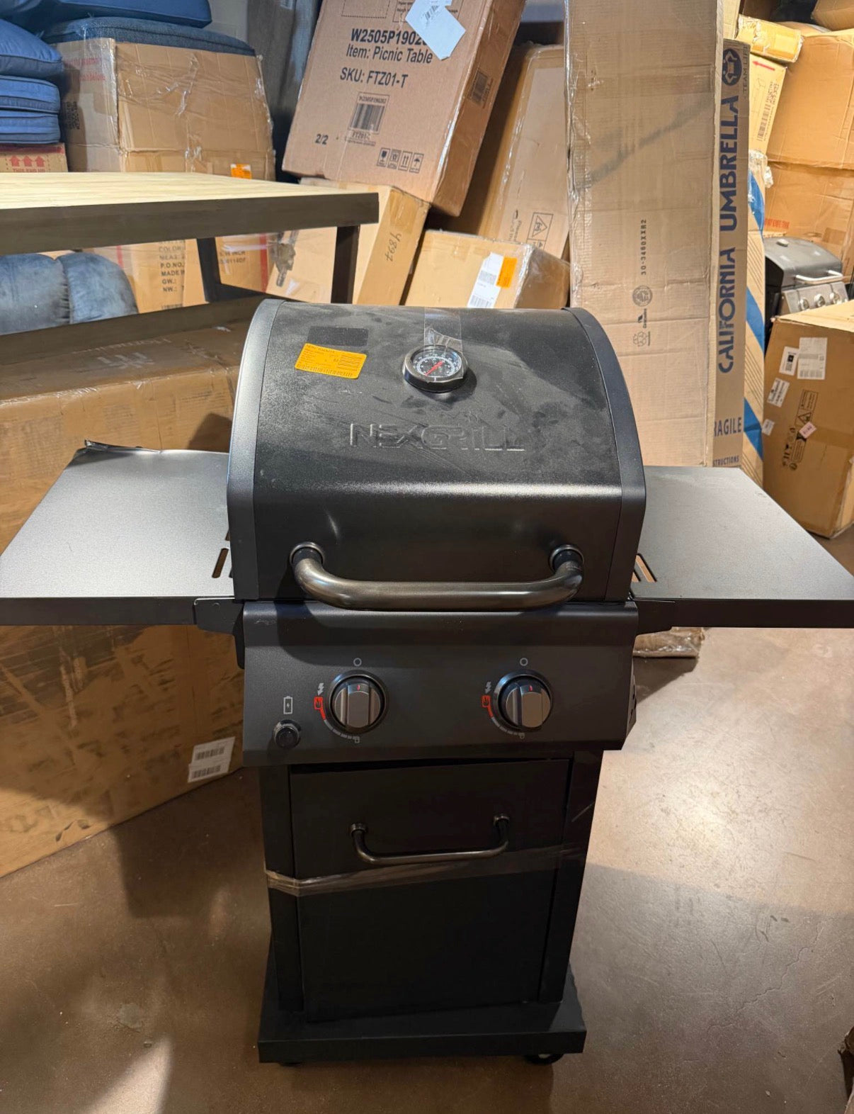 2 Burner Propane Gas Grill with Folding Side Shelves ( minor damage)