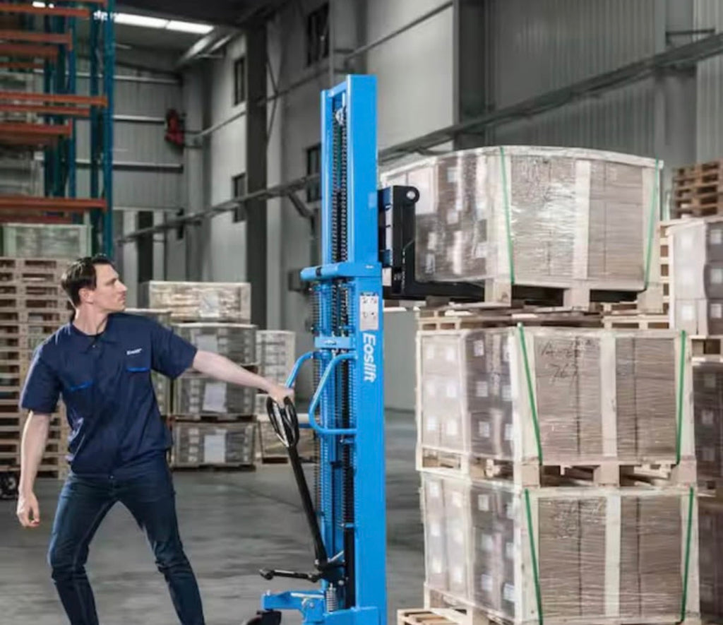 Pallet Truck Stacker 2200 lbs ( minor damage)