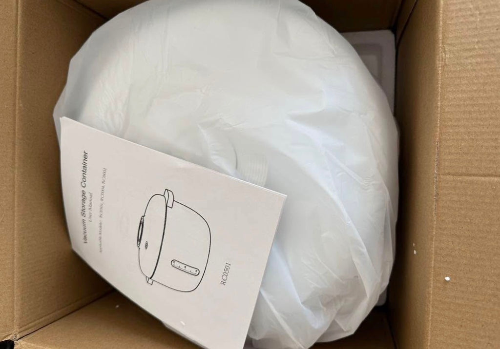 Automatic Vacuum Food Container for Dog Cat Bird
